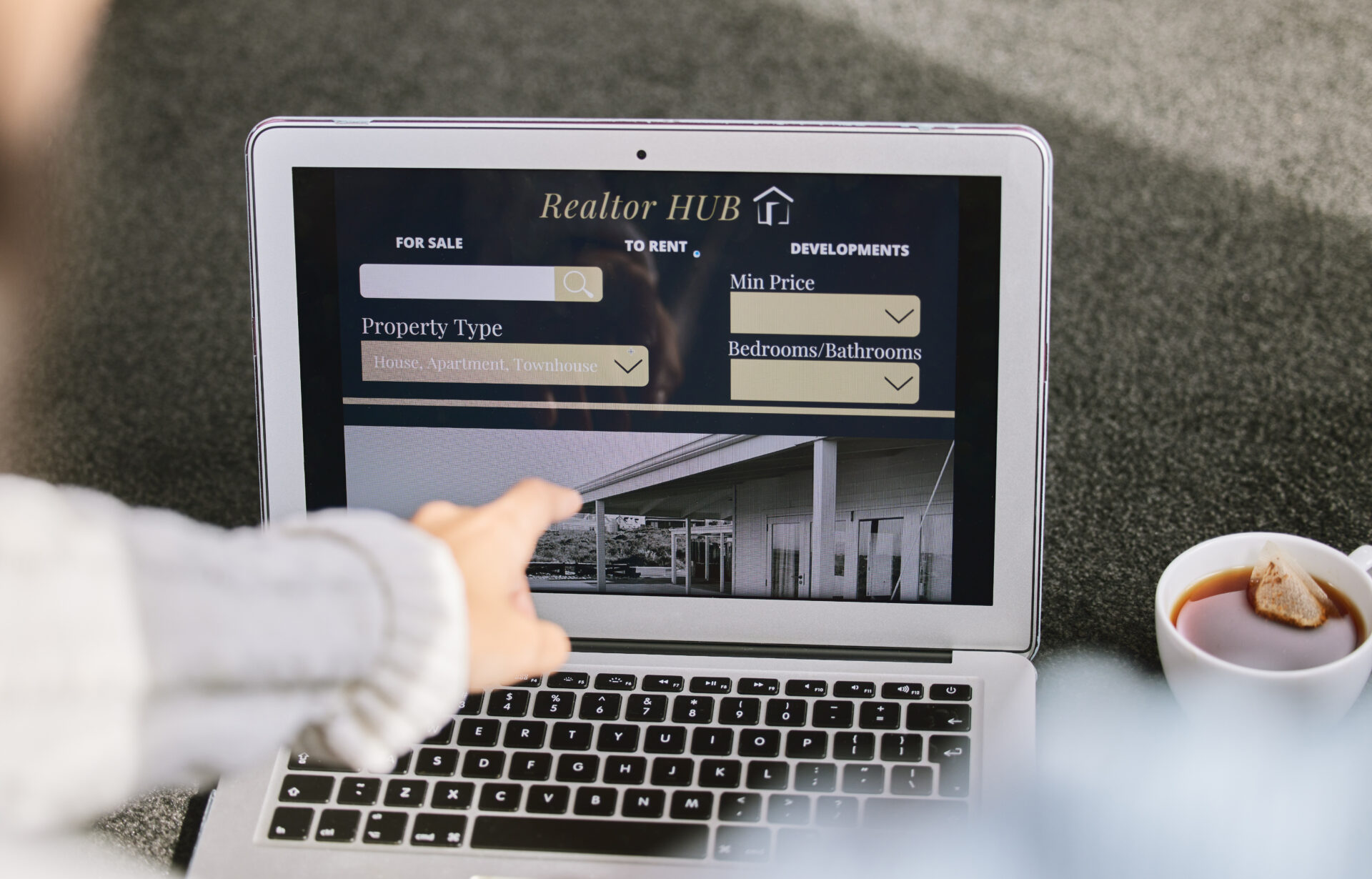 Why Real Estate Professionals Need a Strong Digital Presence in 2024